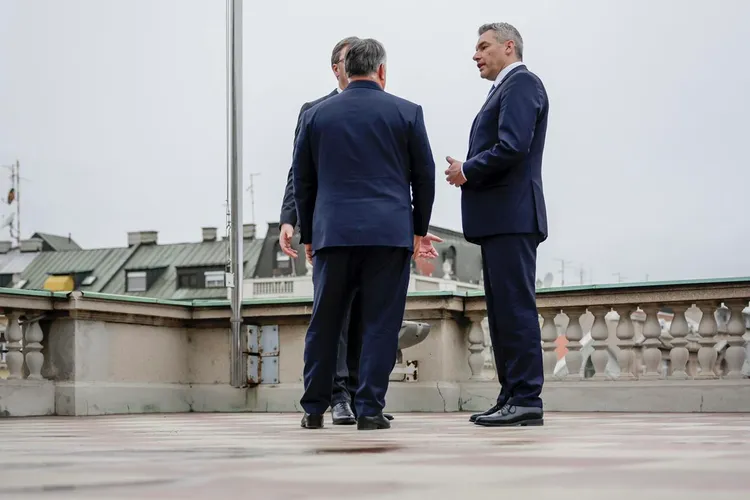 Majoritatea austriecilor susţin veto-ul în cazul Schengen Foto: Facebook Karl Nehammer
