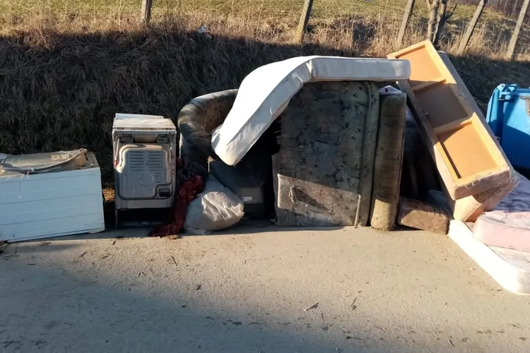 Începe campania de colectare a deşeurilor voluminoase Foto: Televiziunea Rășinari