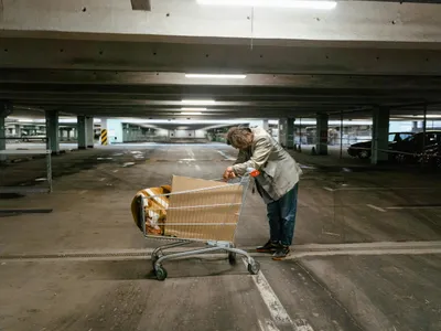 Peste cinci milioane de români, în sărăcie (sursa: Pexels/MART PRODUCTION)