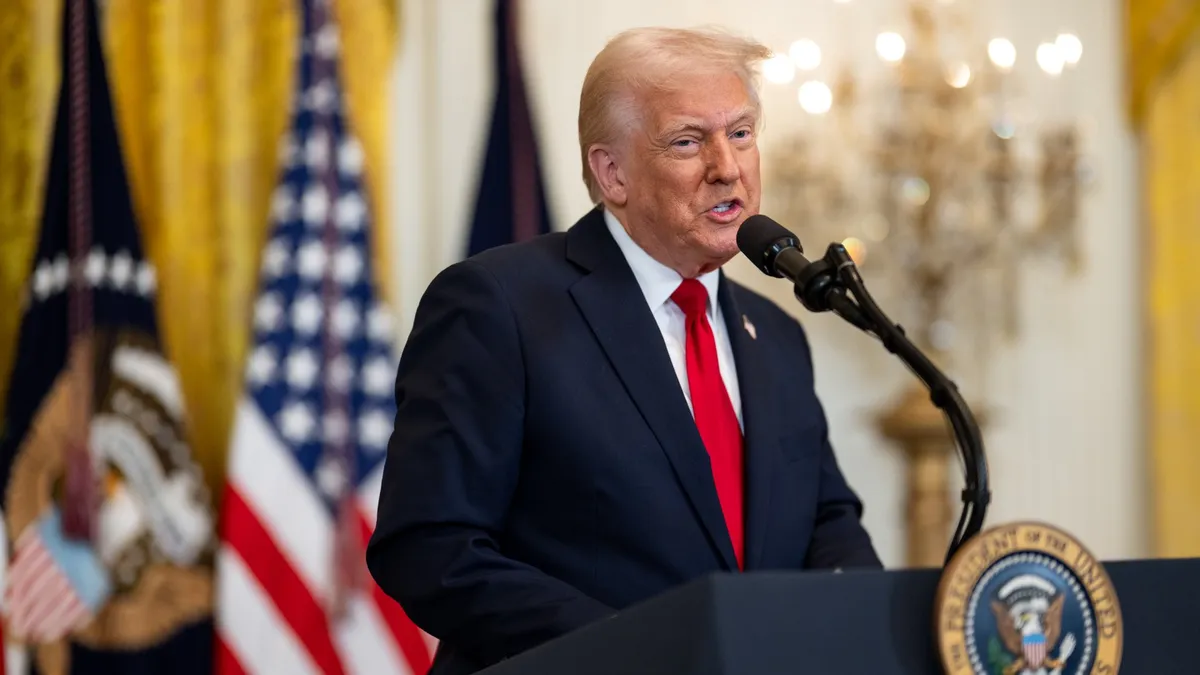 Curtea Supremă a SUA suspendă deportările (sursa: Facebook/The White House)