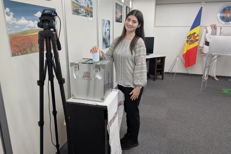 Primul alegător la scrutinul din Moldova, o studentă din Japonia Foto: Facebook
