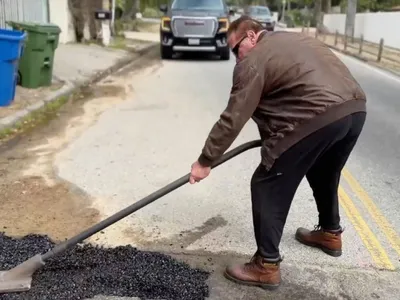 Arnold Schwartzenegger termină cu o groapă de pe strada sa