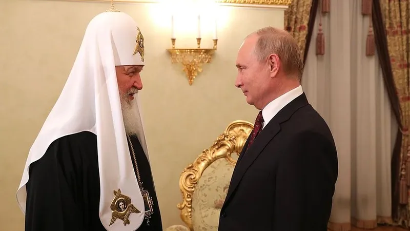 Patriarhul Chiril, omul lui Putin, a dat cu fundul de pământ în timp ce sfințea o biserică Foto: Kremlin.ru