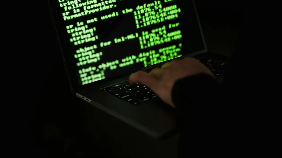 Sumă uriașă furată de hackeri din conturile unei firme. Banca spune că tranzacțiile păreau legitime (sursa: Pexels/Sora Shimazaki)