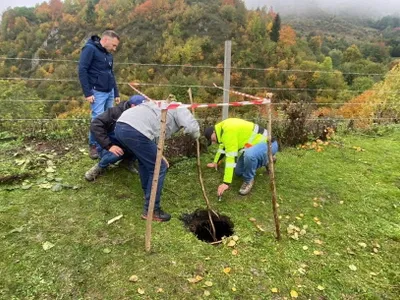 Parodie la evaluarea fisurii din digul de la Roșia Foto: dejeanul.ro