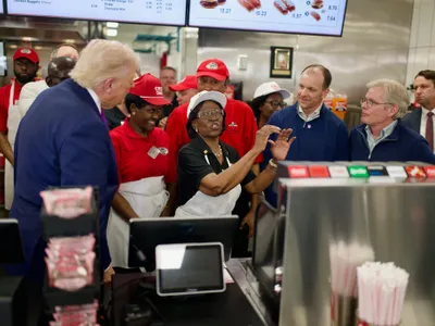 Tarifele lui Trump au lovit economia SUA (sursa: Facebook/The White House)