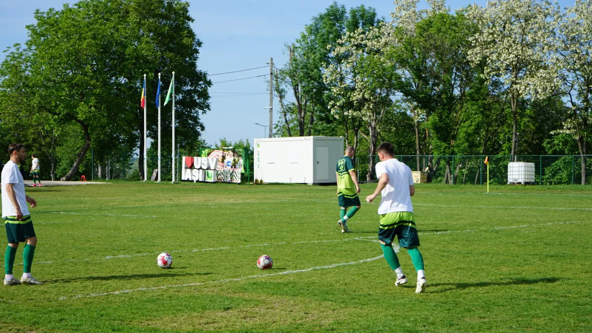 câțiva jucători de fotbal se antrenează pe gazon