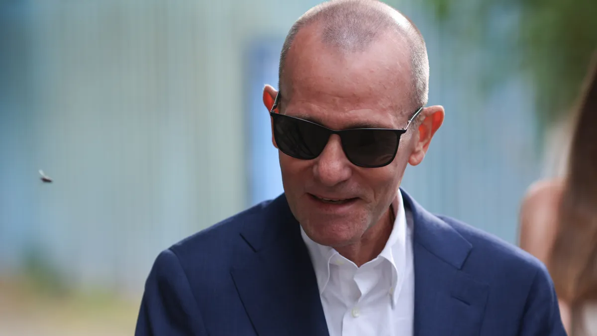 Generalul SRI Dumbravă, bani la biserică (sursa: Inquam Photos/George Călin)