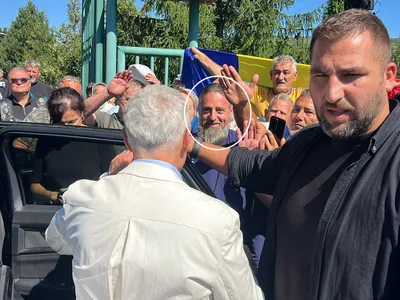 Misterul preotului care i-a oferit o cruce lui Călin Georgescu la Dobrovăț: nu aparține Arhiepiscopiei Iașilor