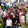 FOTO Călin Georgescu și soția, la biserică, înconjurați de vreo 12 gealați, în rol de body-guarzi. Nicușor Dan și familia, cu 3-4 gărzi, în Făgăraș