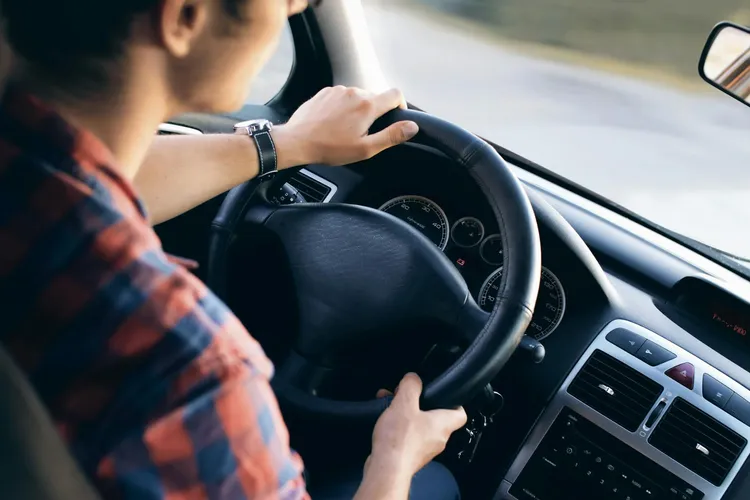 Șoferul a claxonat, pietonul s-a enervat, pumni s-au dat. Rezultat: condamnare și daune uriașe (sursa: Pexels/JESHOOTS.com)