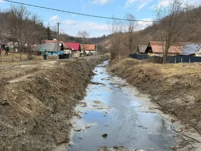 Copil încuiat și legat cu lanț (sursa: Facebook/Primaria comunei Porumbacu de Jos)