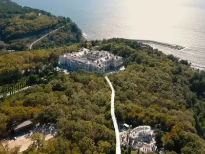 Incendiu uriaș lângă „palatul lui Putin” (sursa: Fundația Anti-Corupție)