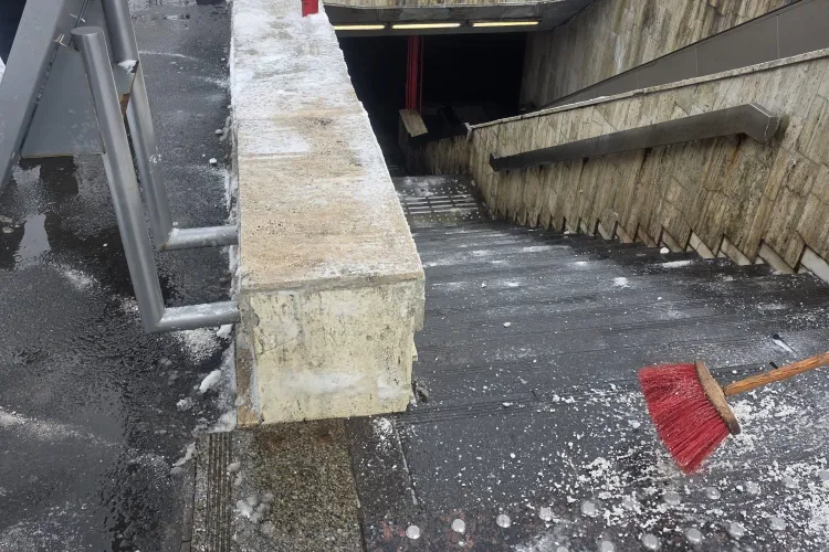 Patru din cei șase directori ai Metrorex au absolvit facultatea după 30 de ani Foto: Metrorex