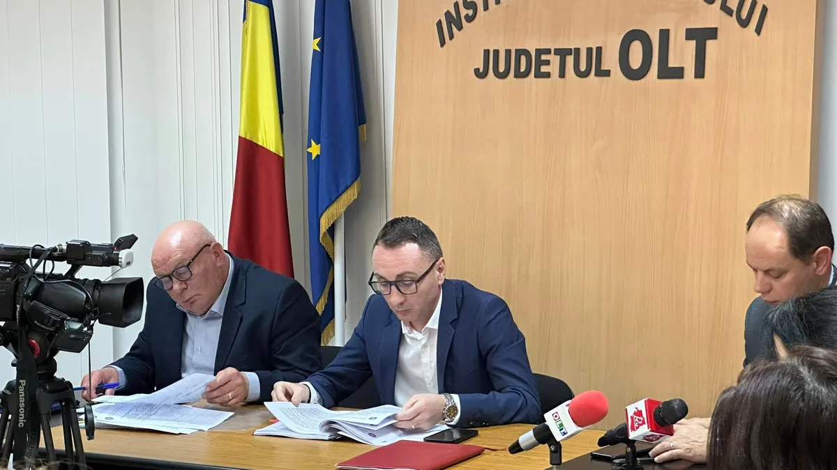 Prefectul și subprefectul de Olt s-au jucat de-a Rambo cu Kalashnikovul și acum au fost suspendați Foto: Facebook