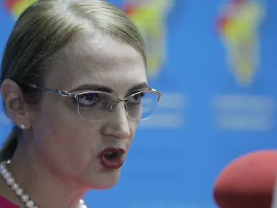 Lia Savonea îl spală pe Dan Voiculescu Foto: Inquam/Octav Ganea