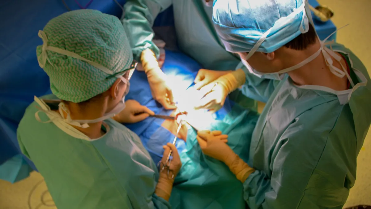 Echipă medicală în timpul unei intervenții chirurgicale