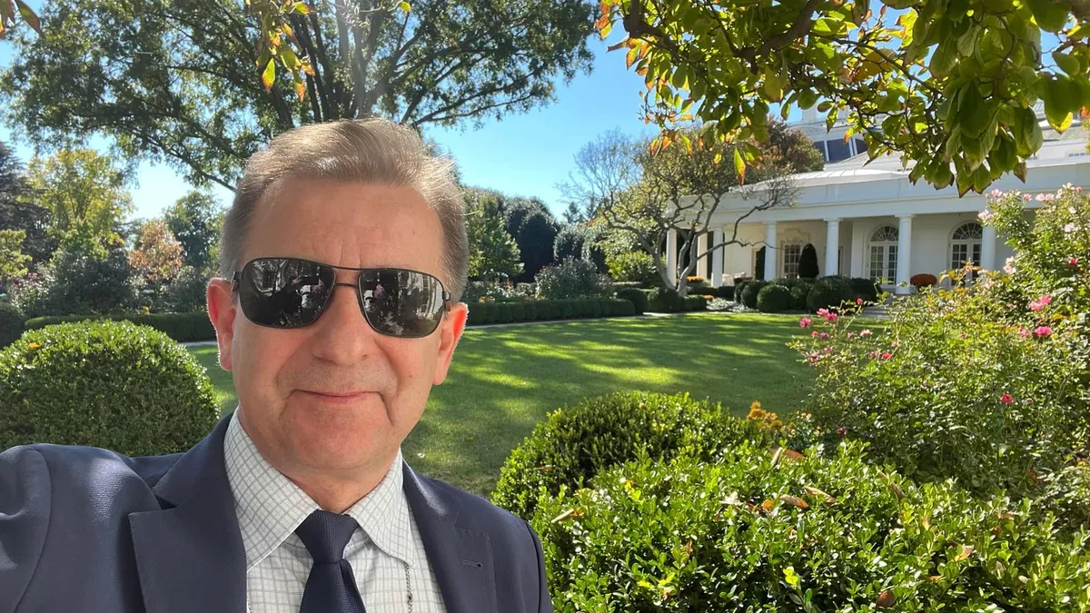 Cine este jurnalistul care l-a întrebat pe Trump despre retragerea trupelor americane din România Foto: Facebook Marek Walkuski