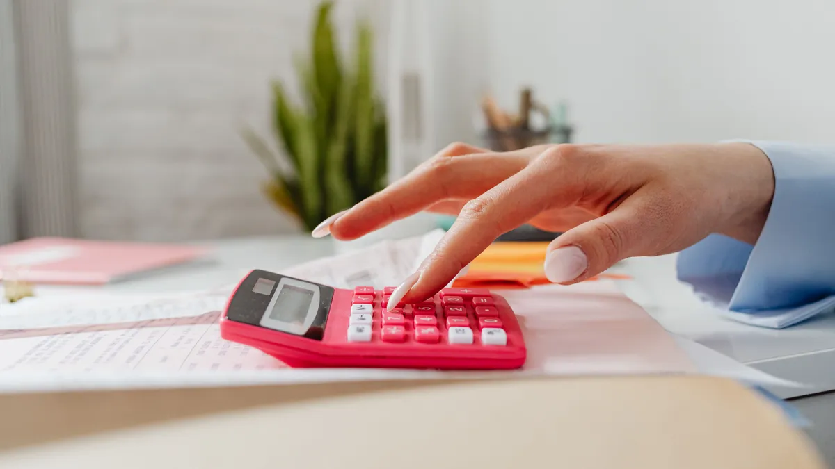 Persoană care folosește un calculator