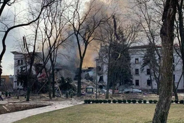 Supraviețuitorii bombardamentului asupra teatrului din Mariupol (foto) încep să fie scoși din ruine. Sursă imagine: Twitter NEXTA 