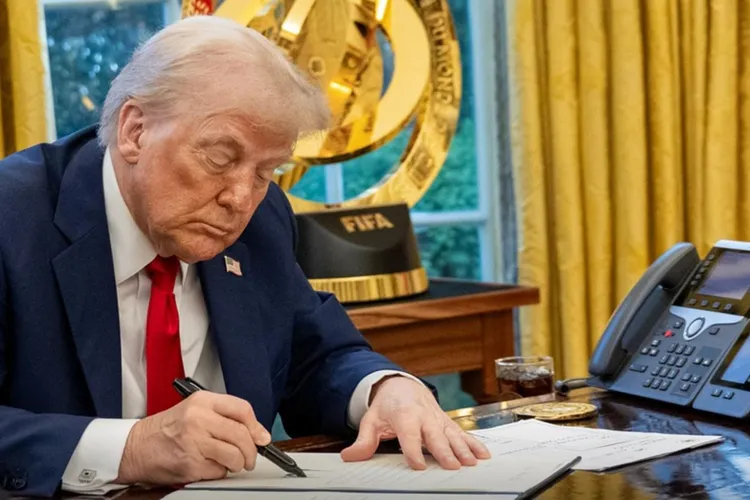 Discuție telefonică între Trump și Putin (sursa: Facebook/The White House)