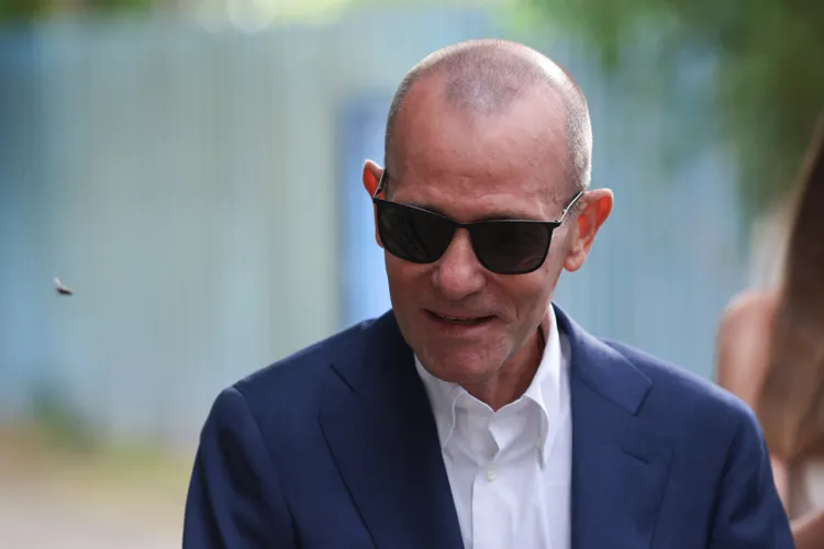 Generalul SRI Dumbravă, bani la biserică (sursa: Inquam Photos/George Călin)