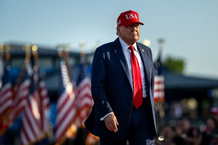 Donald Trump trimite Ucrainei arme defensive (sursa: Facebook/The White House)