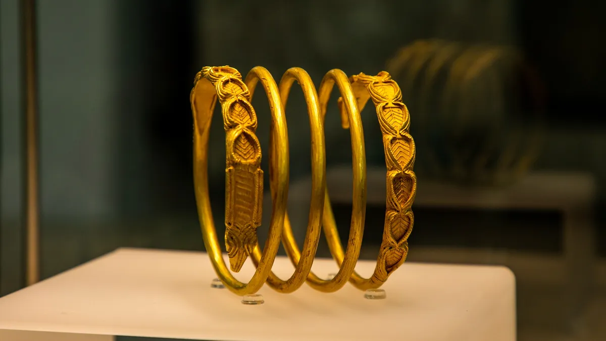 O brățară dacică de aur, recuperată (sursa: Facebook/Muzeul Național de Istorie a României)