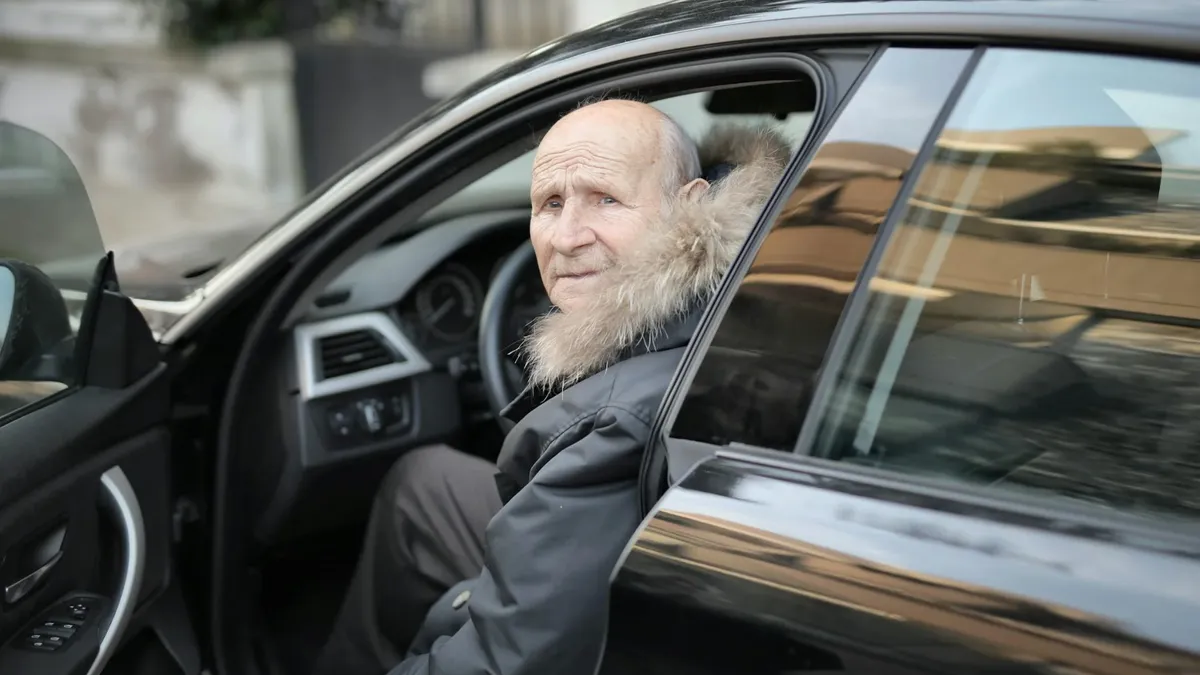 Vârstă maximă permisă pentru a conduce? (sursa: Pexels/Andrea Piacquadio)