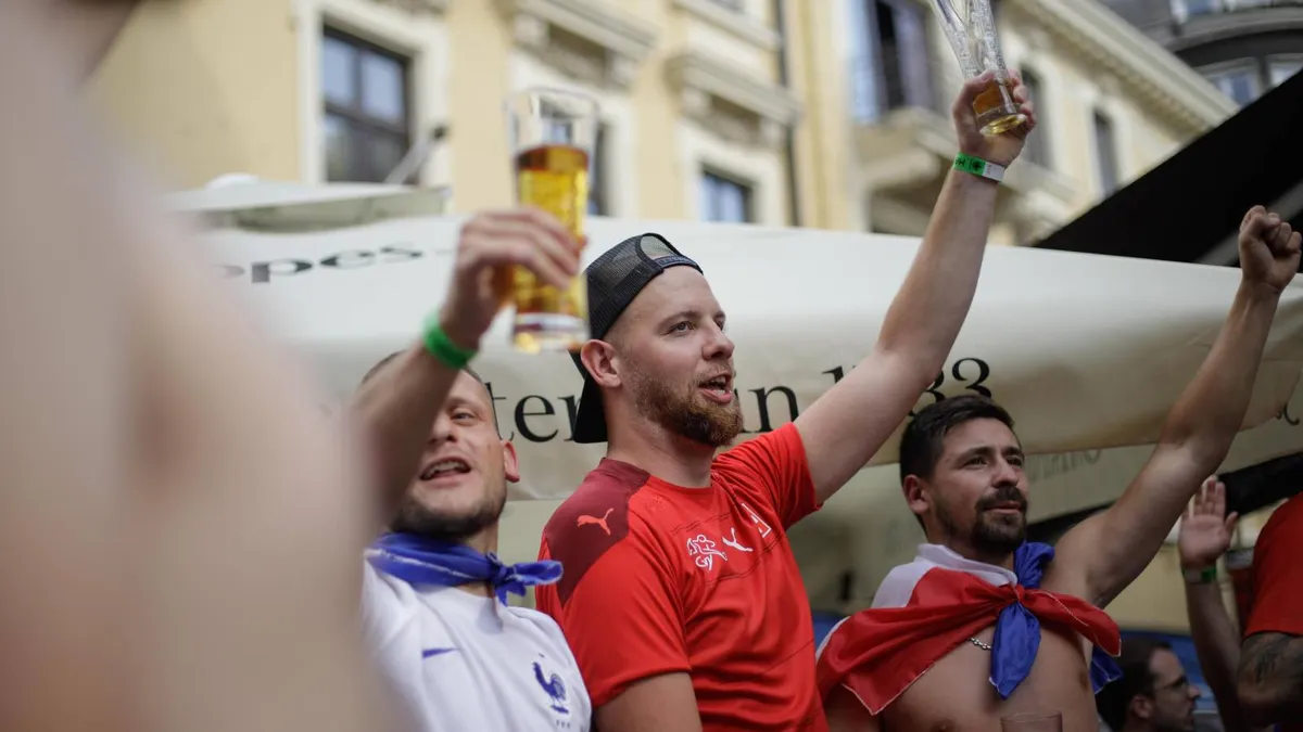 Berea fără alcool, drum spre alcoolism (sursa: Inquam Photos/George Călin)