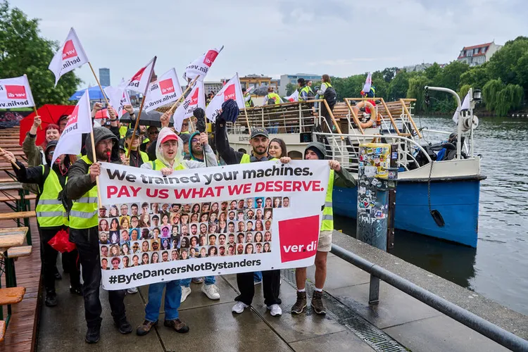 TikTok, acuzată că își concediază angajații pentru a-i înlocui cu softuri de Inteligență Artificială. Grevă la sediul din Berlin