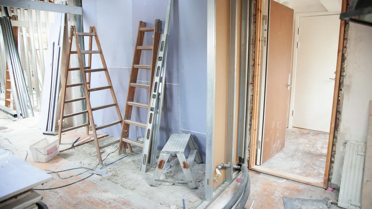 Apartament aflat în renovare, cu pereți din gips-carton