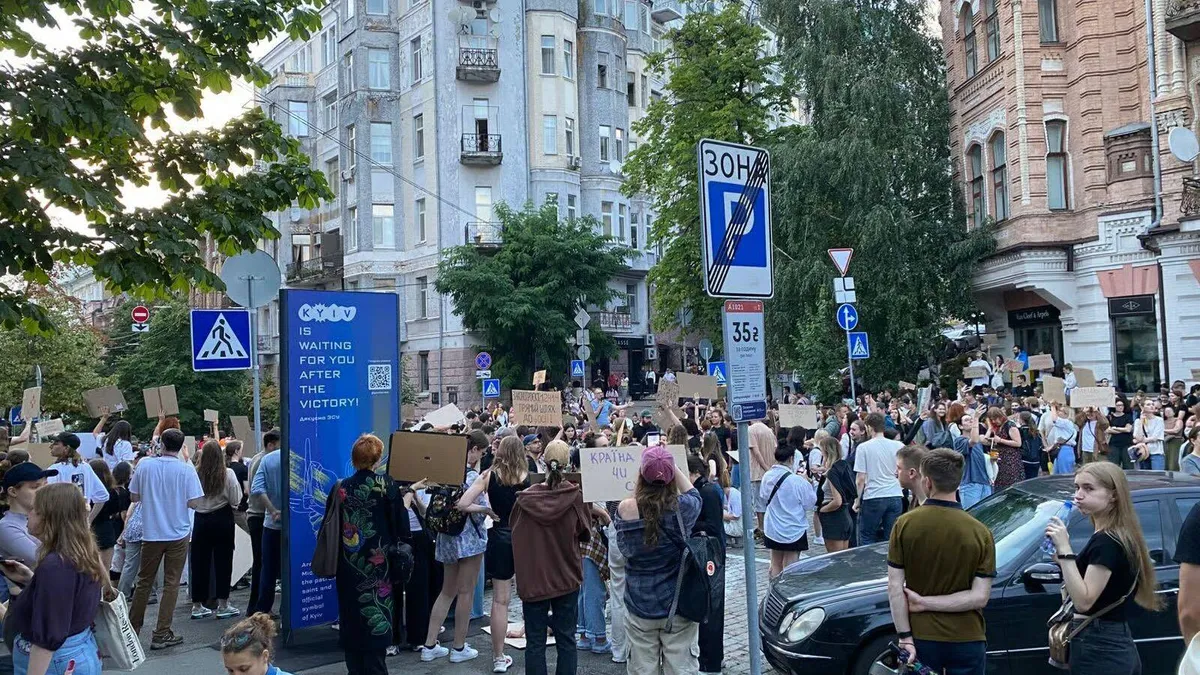 Lege promulgată de Zelenski declanșează proteste (sursa: Politico)