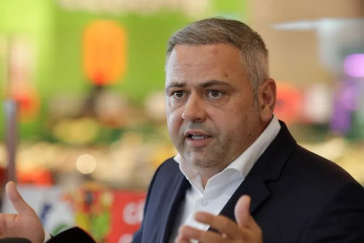 Ministrul PSD al Agriculturii, Florin Barbu (PSD), revoltat pe supermarketurile care vând lapte la doar 4,9 lei/litru Foto: Inquam/George Calin