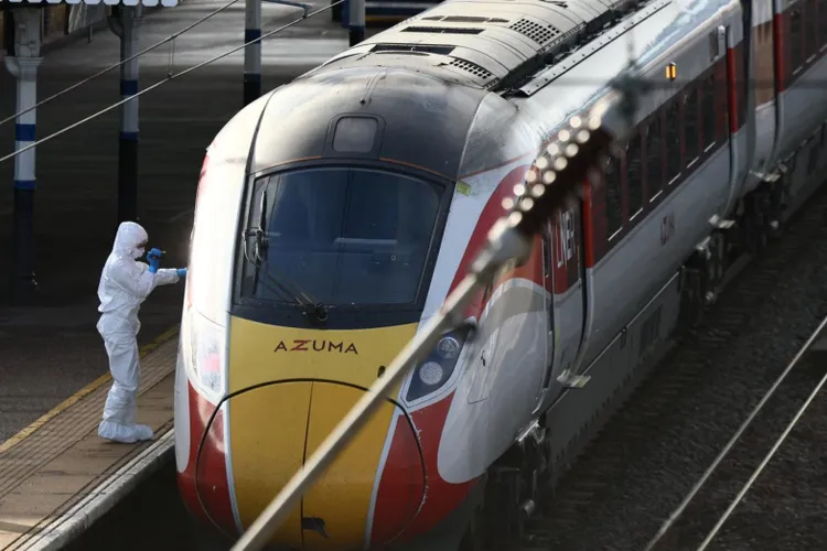 Atac cu cuțitul într-un tren din Marea Britanie (sursa: X/PiQ)