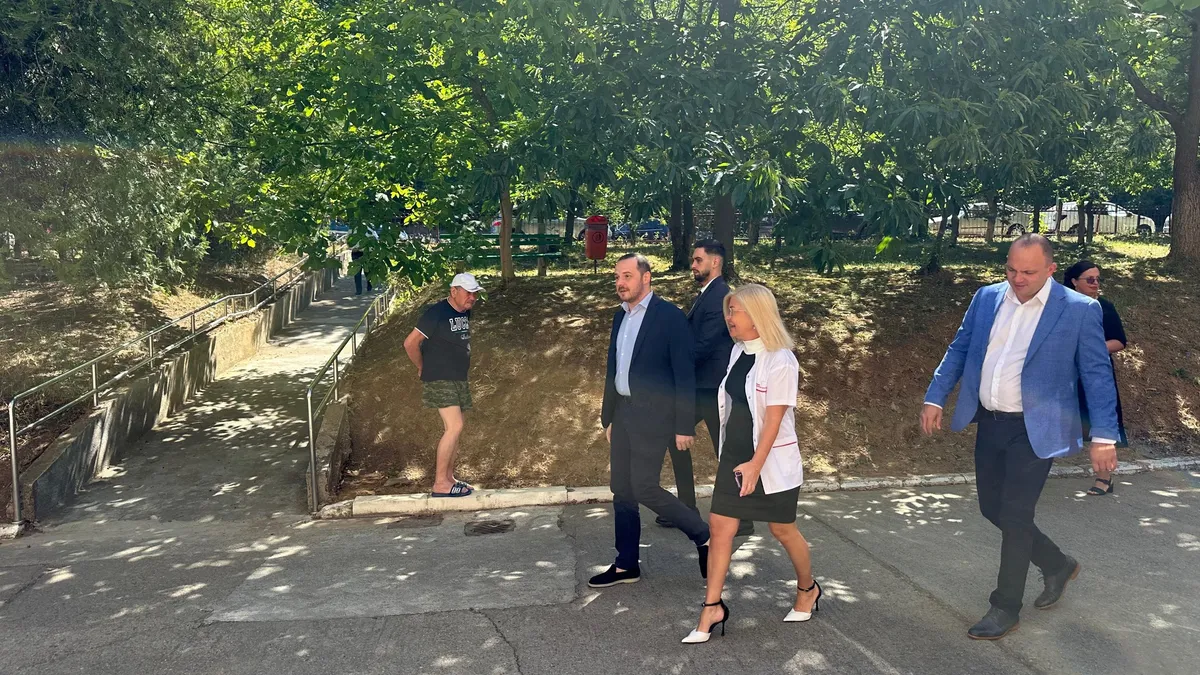 Trei nuci împiedică construirea unui spital (sursa: Facebook/Ministerul Sănătăţii - România)