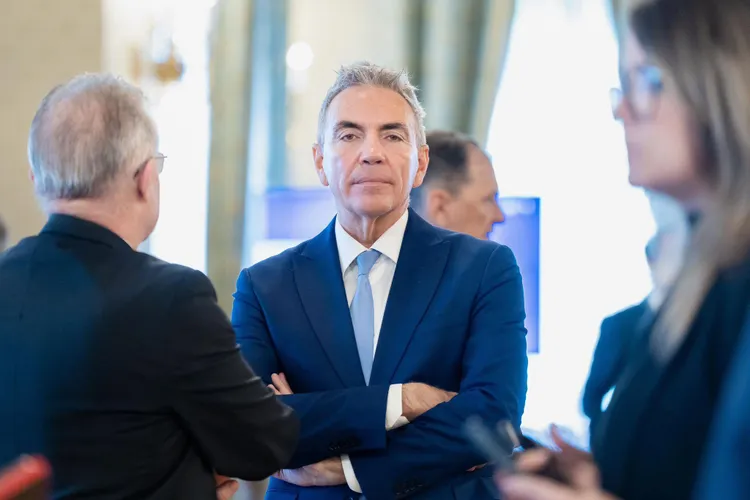 VIDEO Premierul Bolojan mi-a spus că am o misiune sinucigașă la Guvern și că o să fiu înjurat (Dragoș Anastasiu, invitat la podcastul „Cum e, de fapt?”)