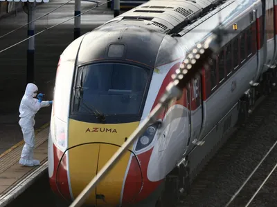 Atac cu cuțitul într-un tren din Marea Britanie (sursa: X/PiQ)