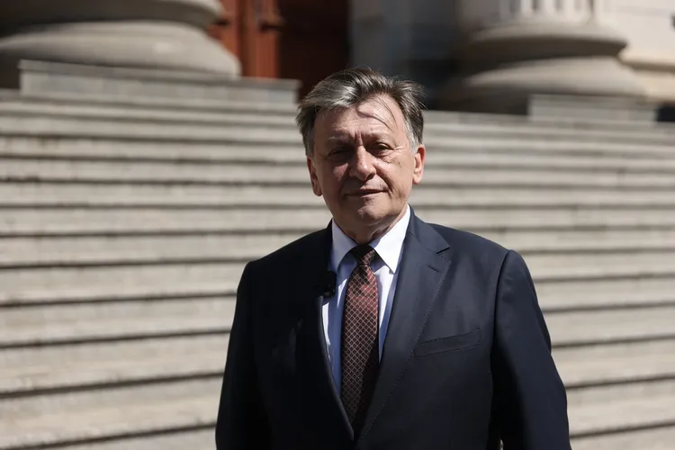 Crin îl urăște sincer pe Nicușor (sursa: Facebook/Crin Antonescu)