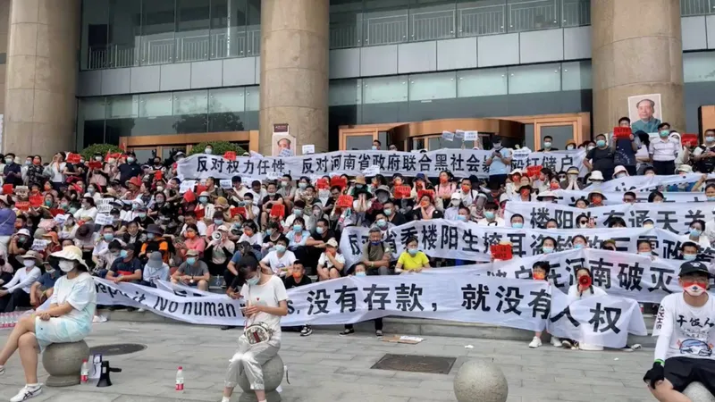 Protest anti-corupție în Henan, China (sursa: japantimes.co.jp)