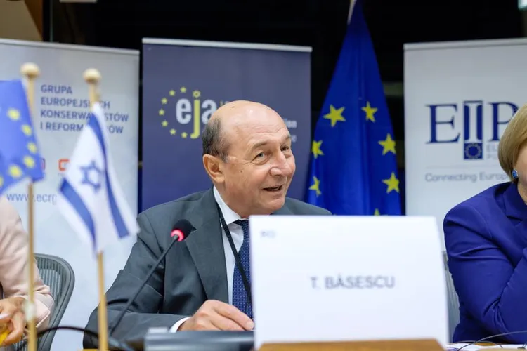 Băsescu votează Nicușor, Firea poate câștiga (sursa: Facebook/Traian Băsescu)