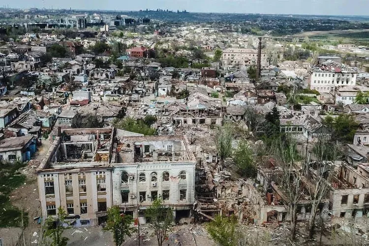 Armata rusă folosește tactici din primul război mondial Foto: Mariupol după bombardamentele rusești