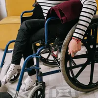 Pensia de invaliditate în 2026: cine o poate primi, cum se calculează și când se acordă indemnizația pentru însoțitor