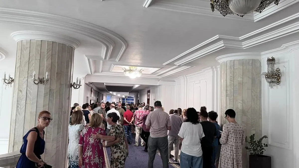 Salarii uriașe în ministerul de Finanțe, unde angajații protestează „spontan” Foto: news.ro