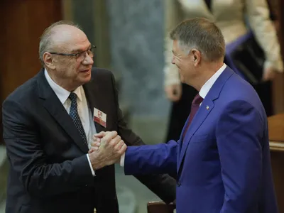 Klaus Iohannis decorează judecători ai CCR (sursa: Inquam Photos/George Călin)