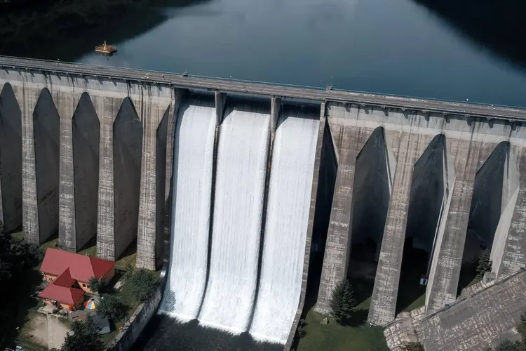 Zvonurile despre baraje, dezmințite de Apele Române (sursa: Facebook/Apele Române)
