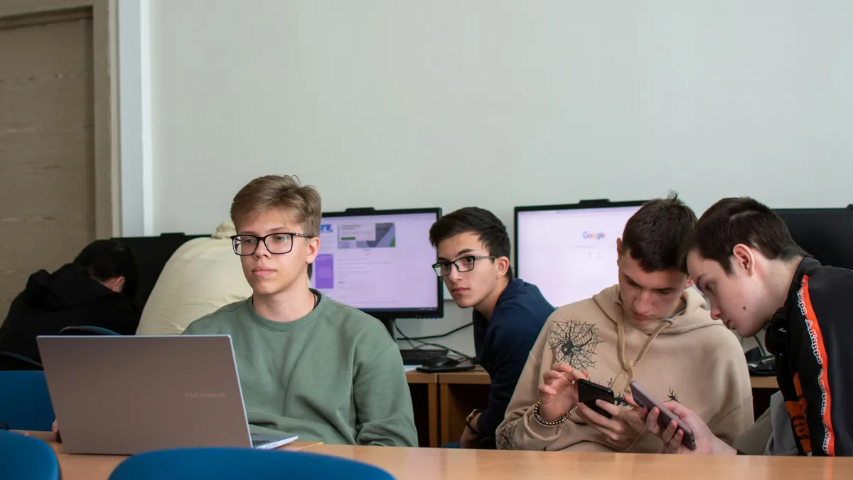 Generația Z, competențe IT limitate (sursa: Pexels/Михаил Крамор)