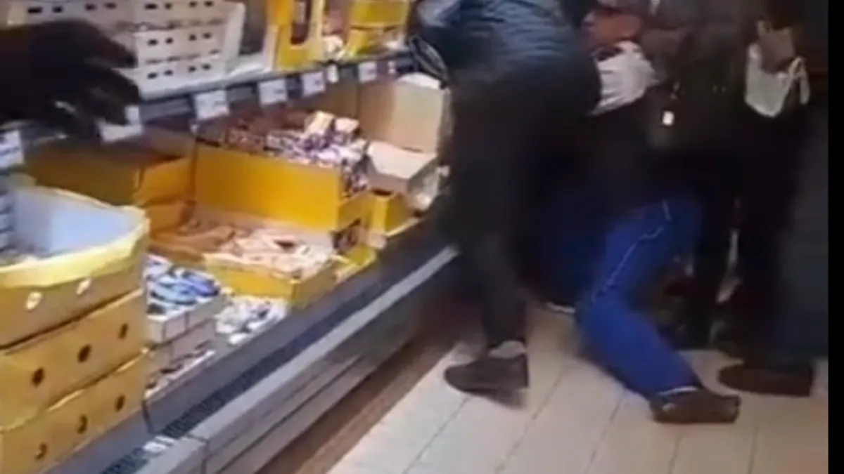 Clienții se calcă în picioare pentru cașcaval la preț redus Foto: Captură video