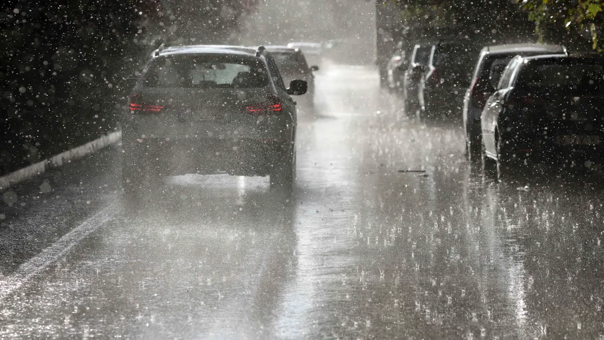 Panica autorităților de la București, care au închis școlile, contrazisă de prognozele externe Foto: Inquam/Octav Ganea