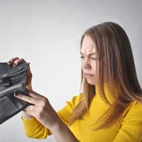 Angajatorul nu plătește salariul la timp: ce poate face salariatul și cum își recuperează banii